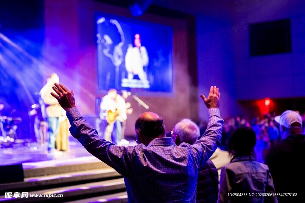 舞台表演现场观众热情互动