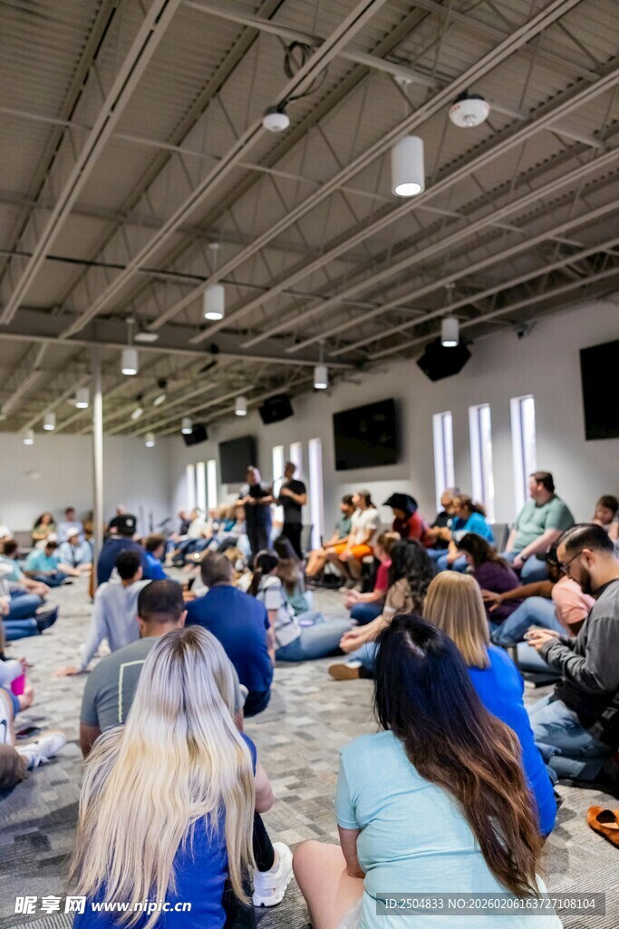 室内多人活动场景