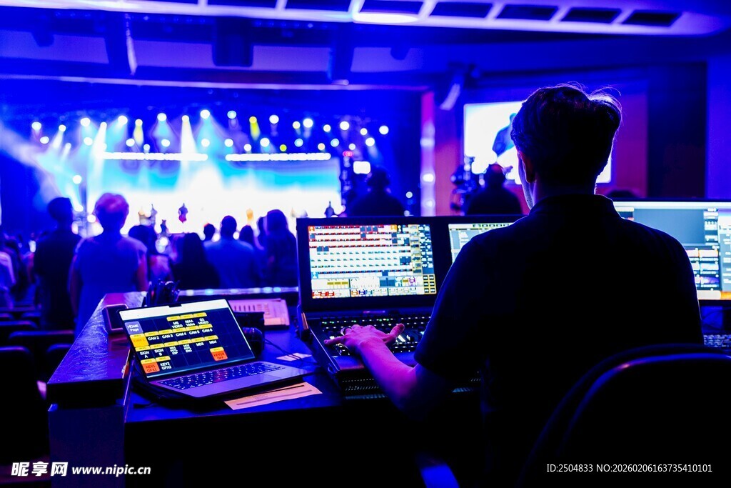 舞台灯光操控现场