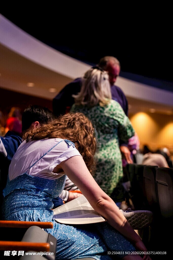 图书馆内专注读书的人群