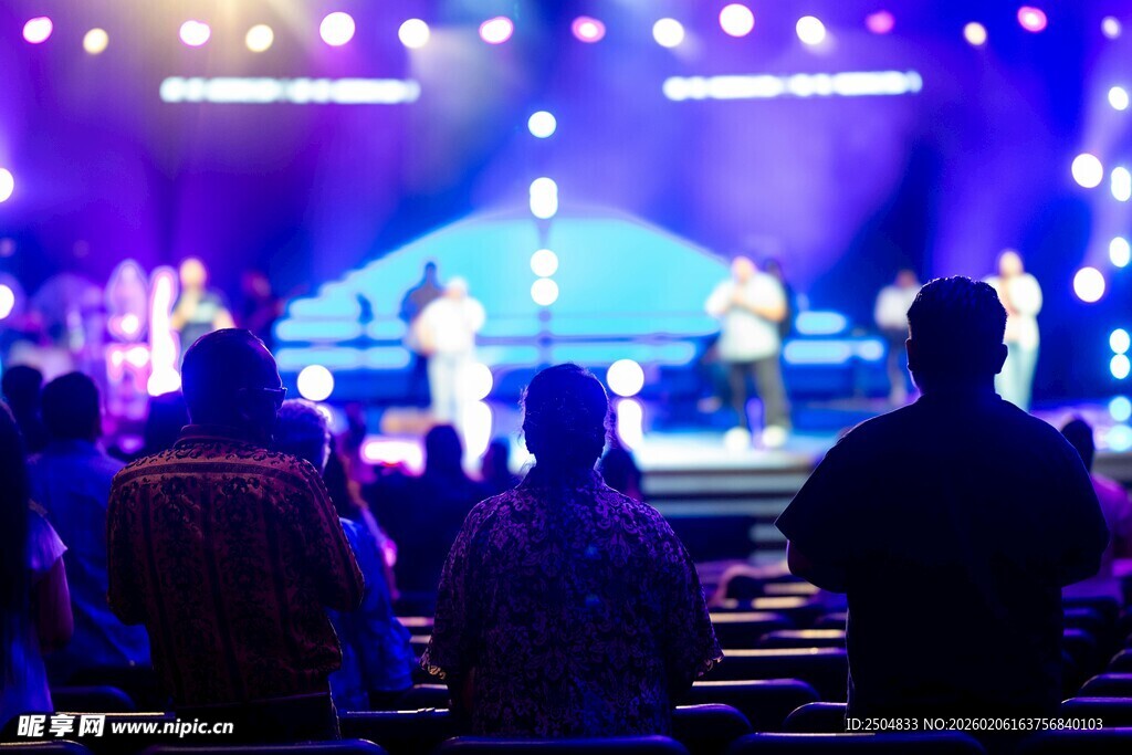 观众观看舞台演出场景