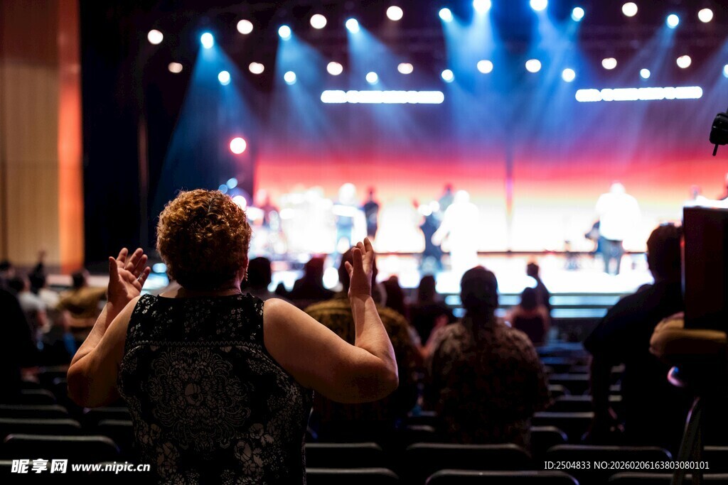 观众观看舞台演出场景