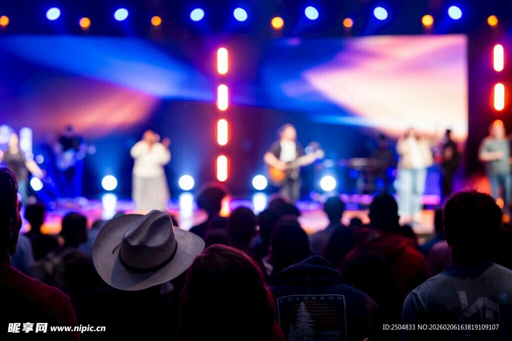 热闹舞台前的观众身影