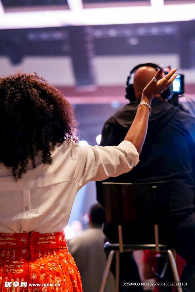 女性专注操作摄影设备