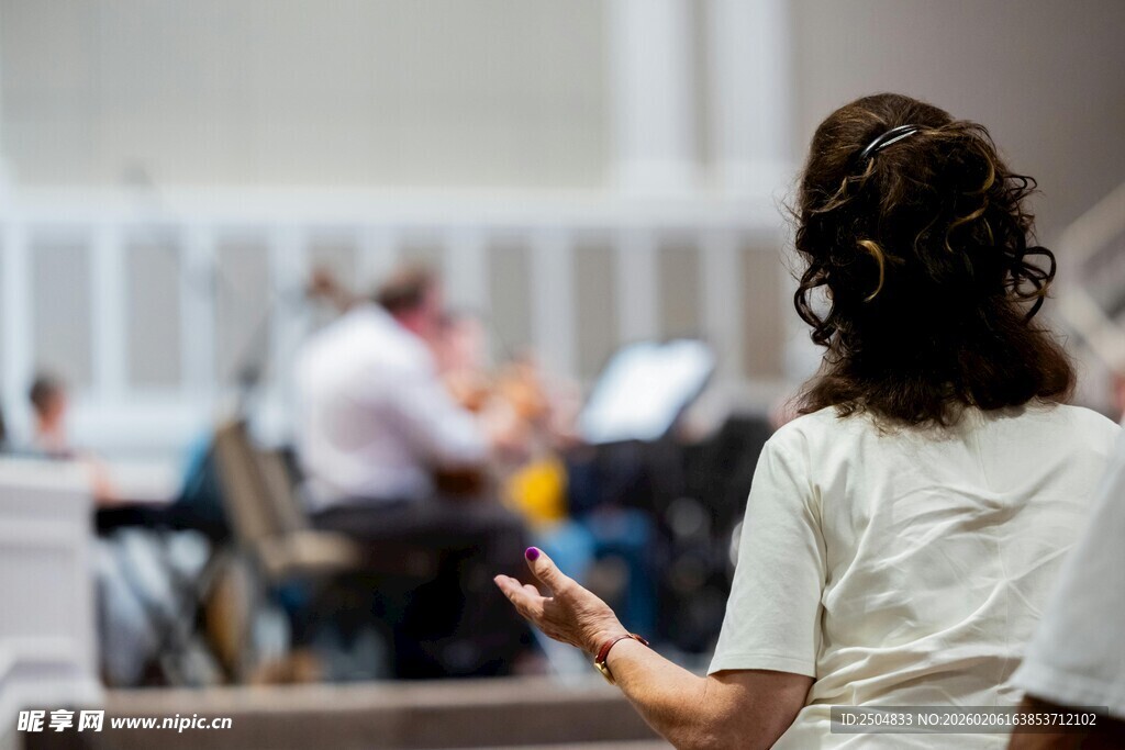 会议中的女性发言者