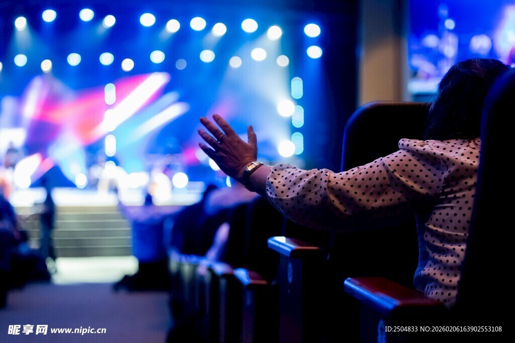 观众热情观演 手举空中