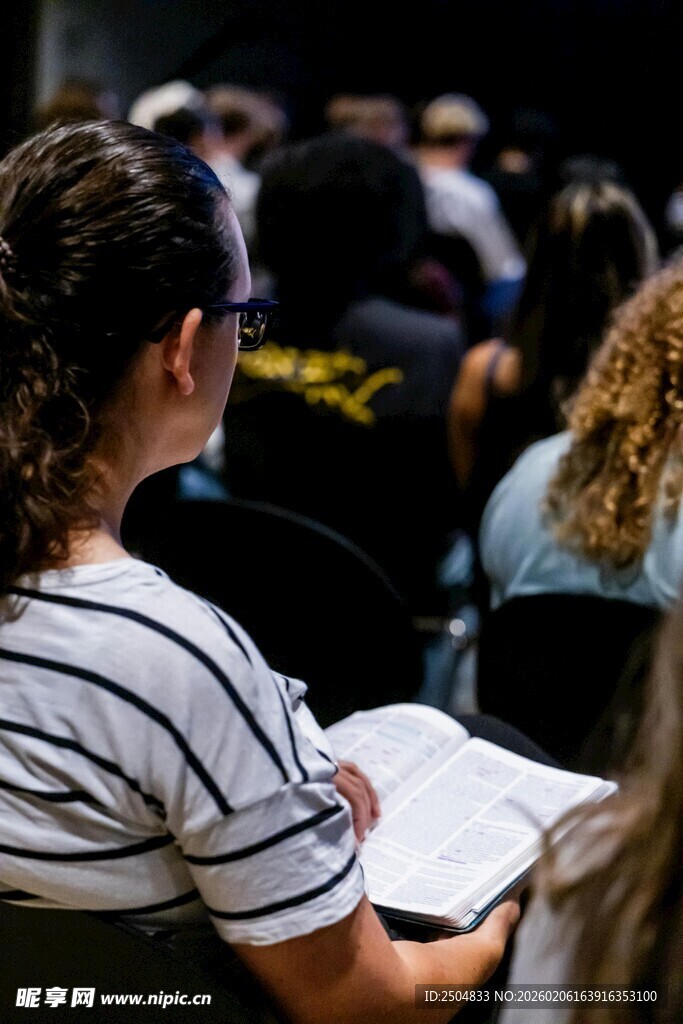 课堂上专注记笔记的学生