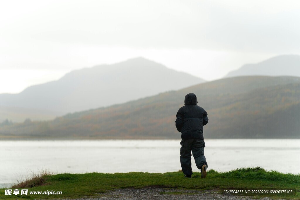 孤身立湖畔 远山入眼帘