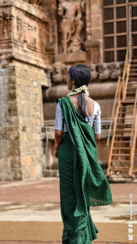 身着绿衣的女子背影