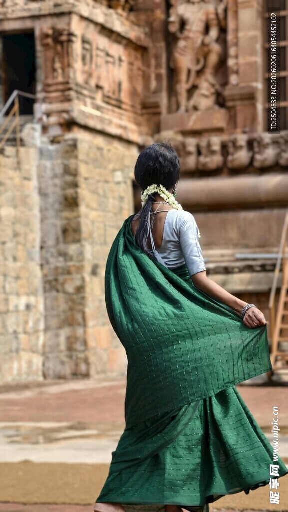 身着绿裙的优雅女子