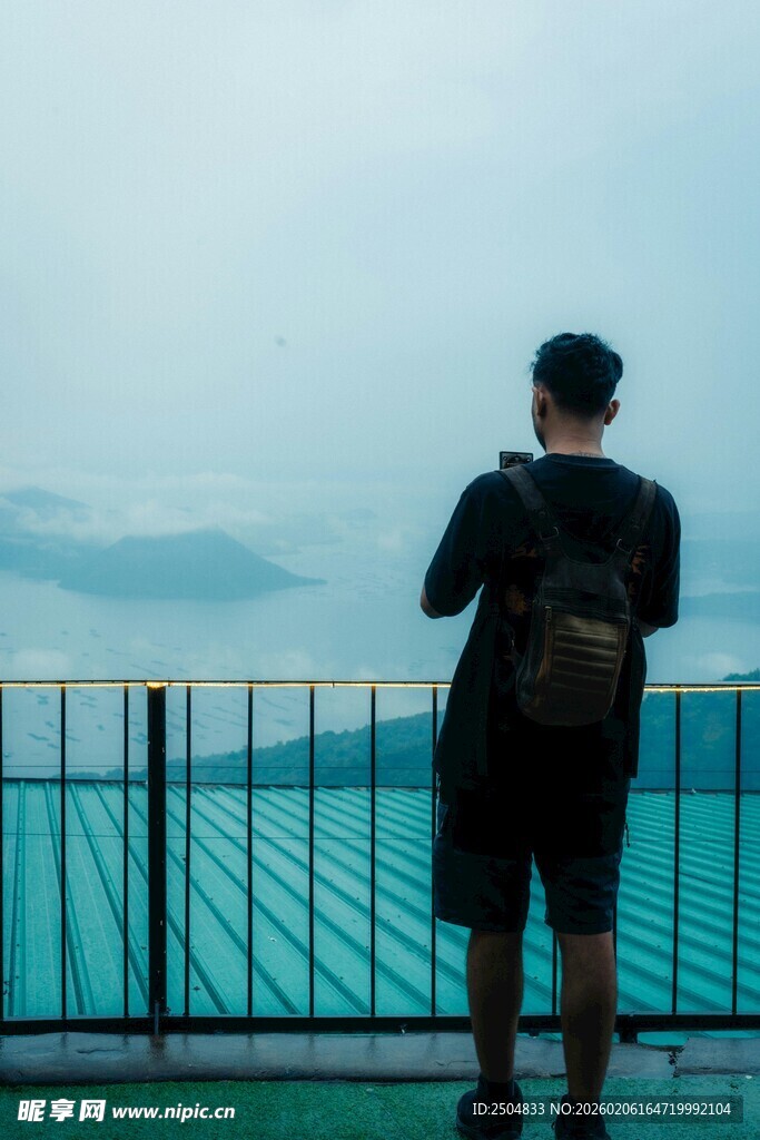 男子背身眺望广阔海景