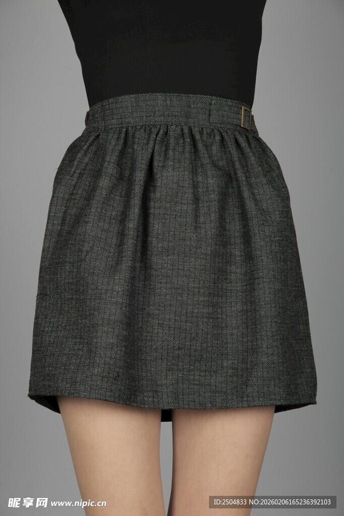 灰色短裙展示女性腿部线条