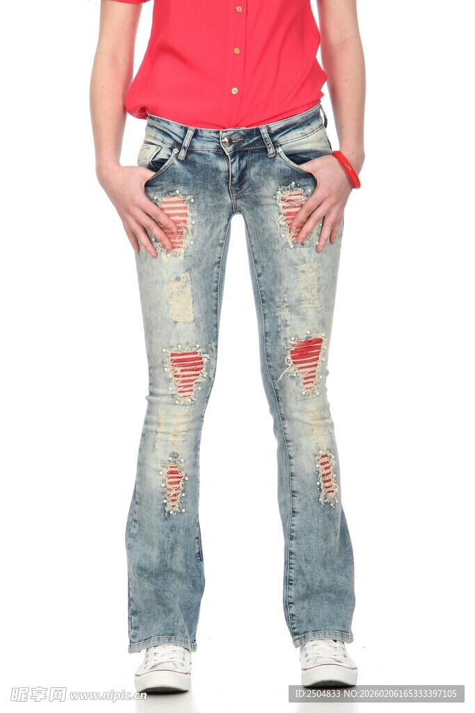 破洞牛仔喇叭裤时尚穿搭