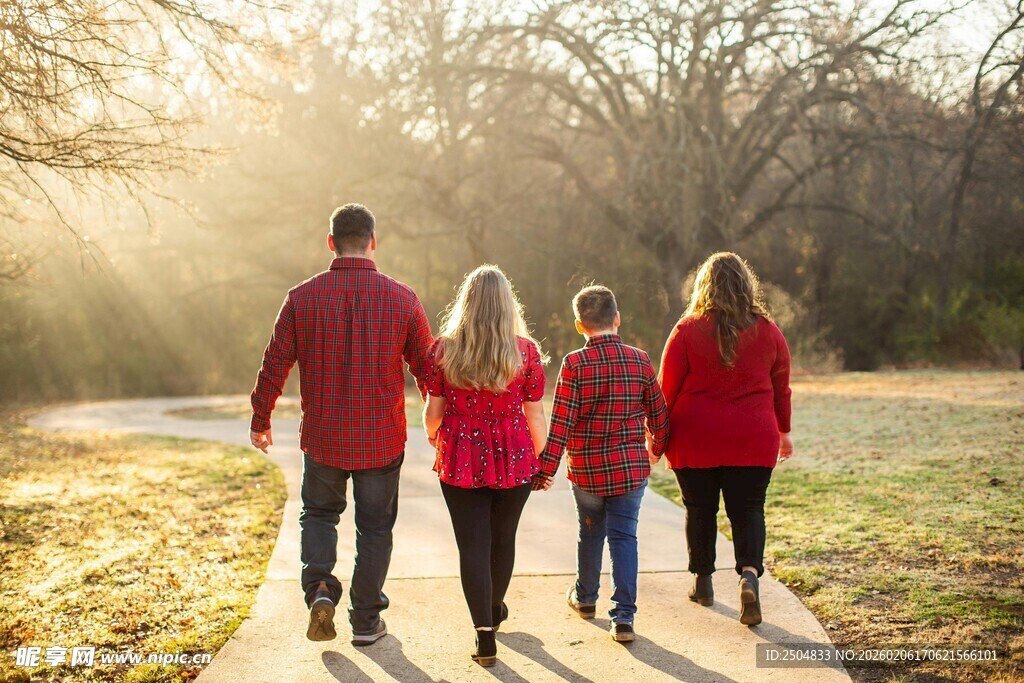 一家人漫步于林间小道