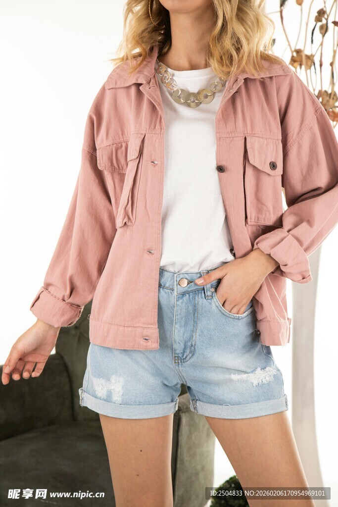 粉色牛仔外套搭配时尚短裤