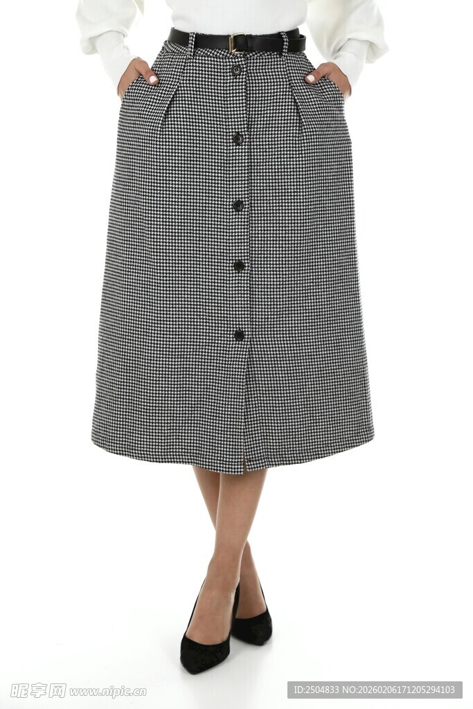 灰色纽扣半身裙穿搭展示