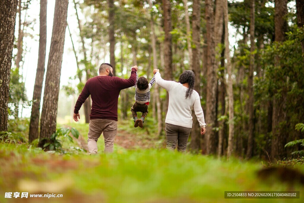 林间漫步的亲密两人