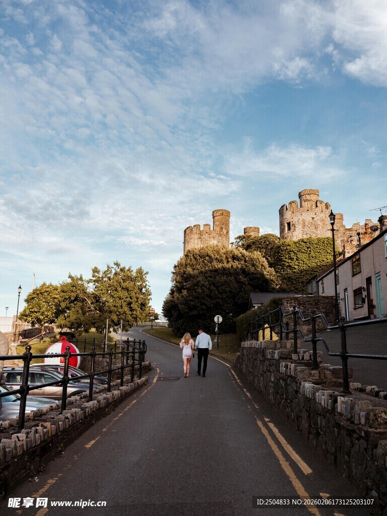 海边城堡旁的漫步之路