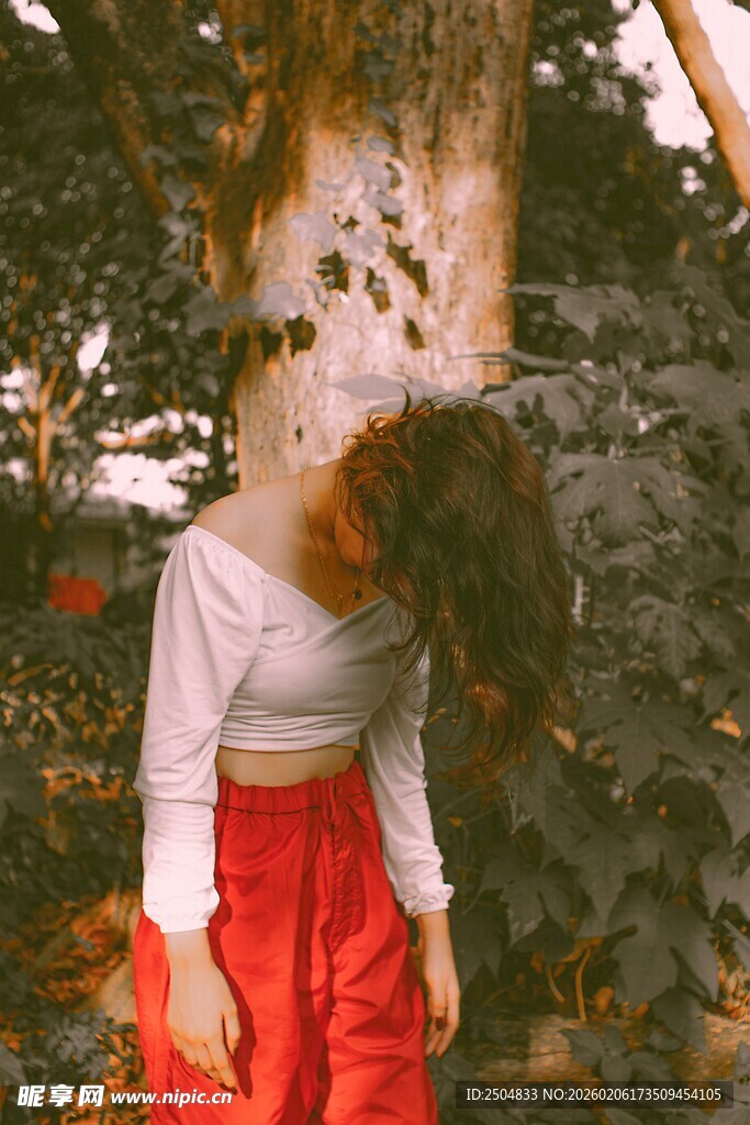 红衣女子树林中闭眼陶醉