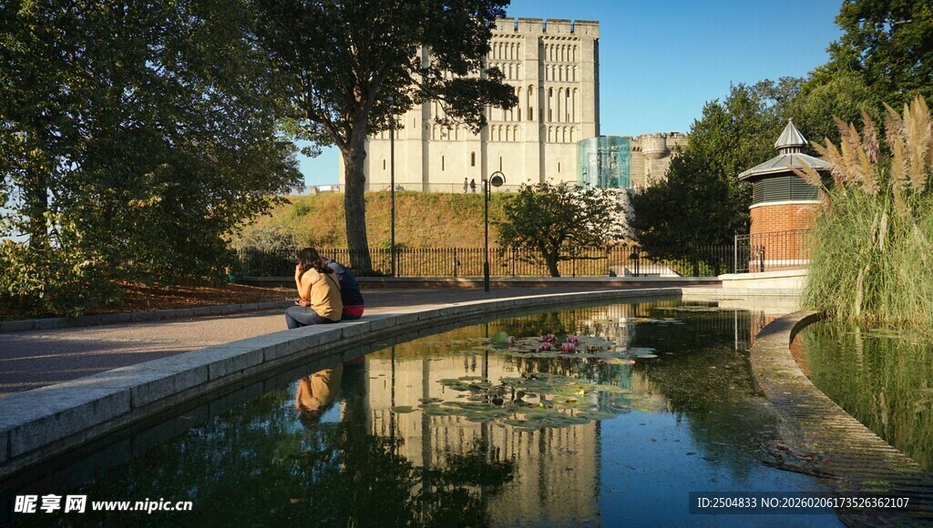 城市中静谧的水边风景