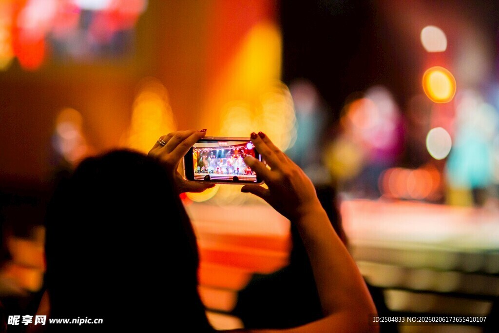 观众舞台前用手机拍照