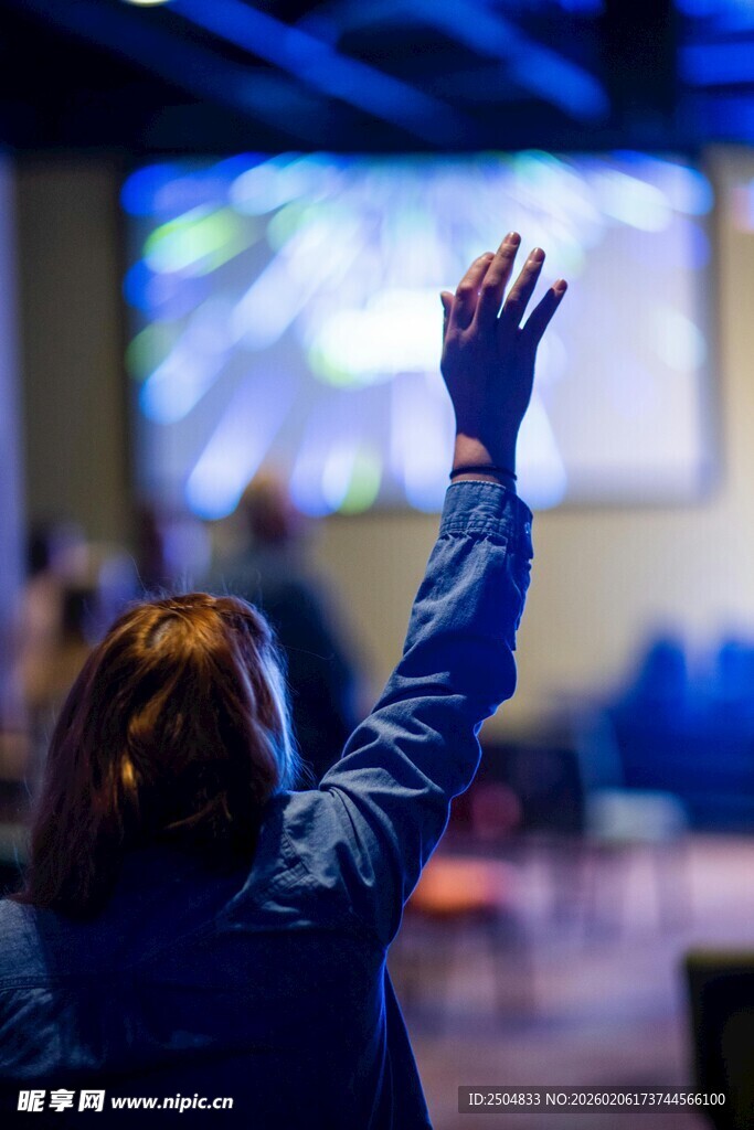 举手提问的会议场景