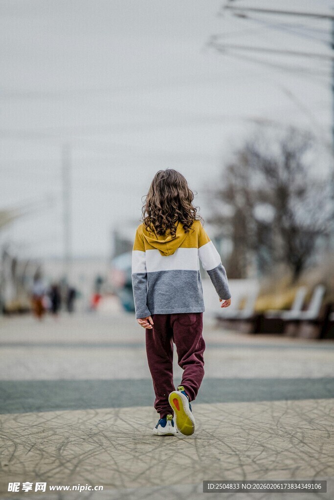 街头独行的时尚孩童