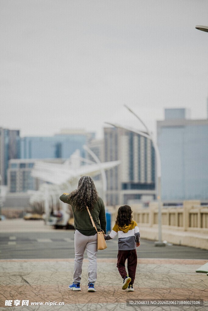 城市中漫步的两人身影