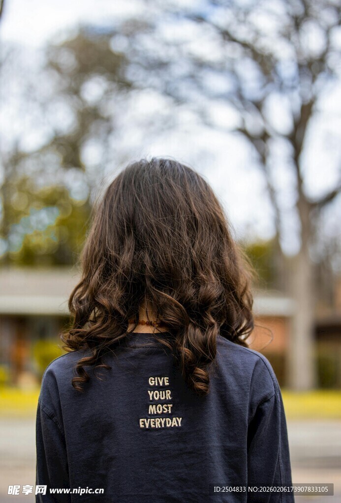 背影少年 衣衫上的独特文字