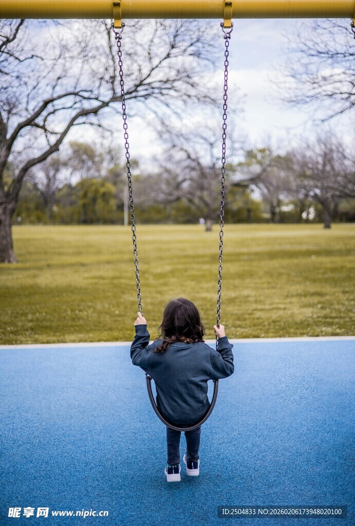 小孩在公园玩秋千