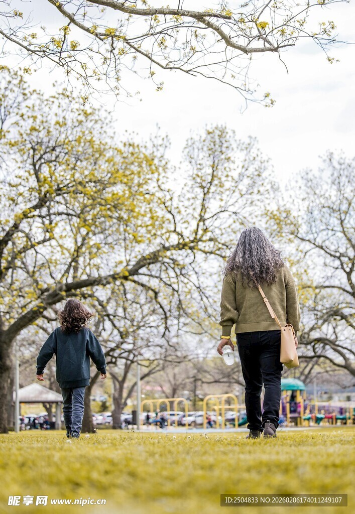 公园中漫步的人们