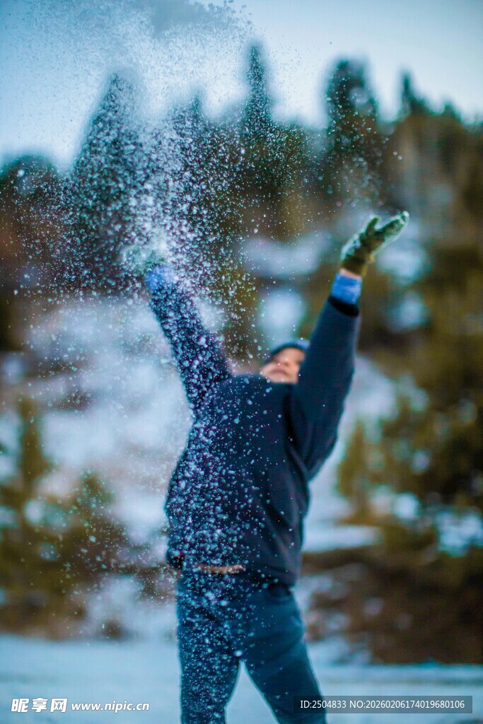 雪中欢脱男子抛洒雪花