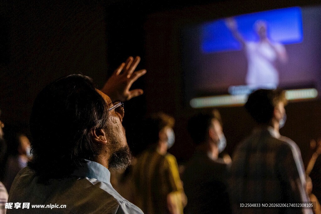 观众观影时激动高举手臂