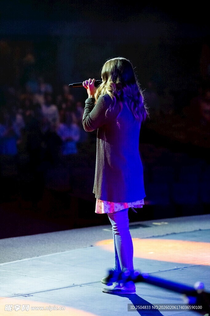 女孩舞台深情演唱