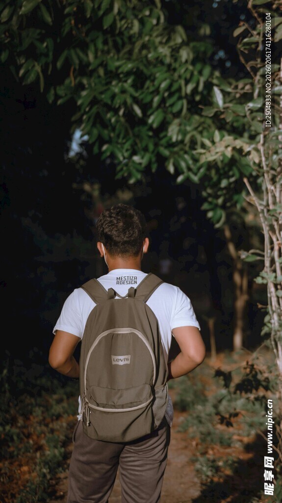 夜晚徒步者的背影