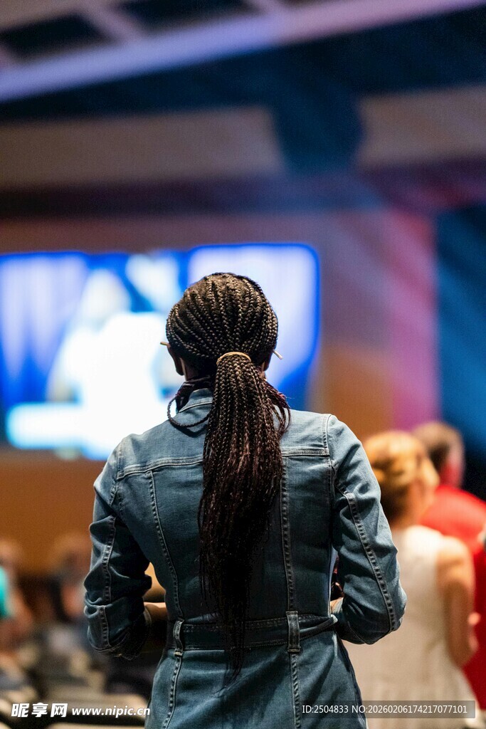 舞台上背对镜头的表演者