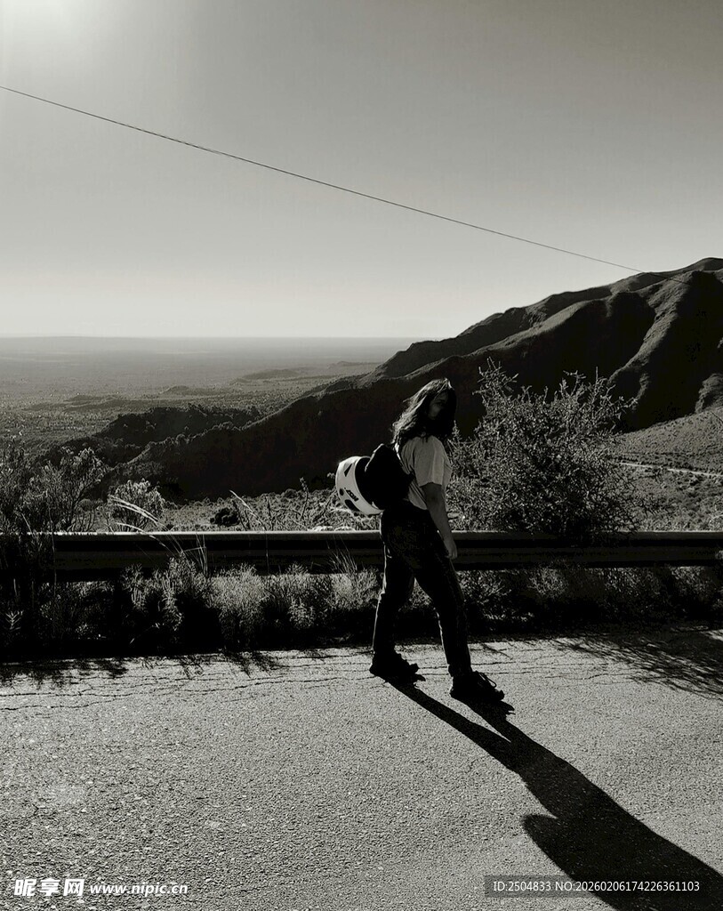 公路上的孤独骑行者