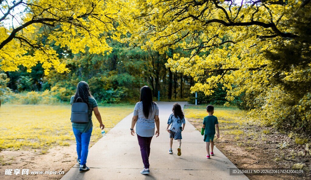 一家人漫步在林荫小道