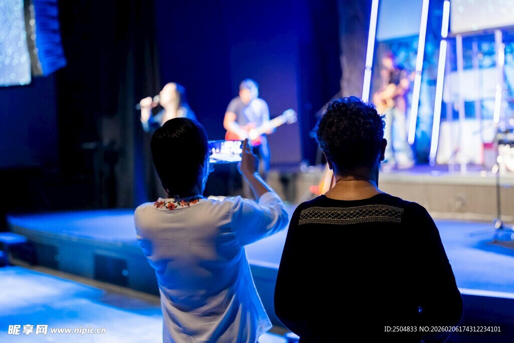 舞台前观众观看演出