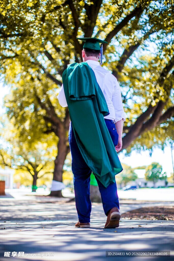 毕业生漫步校园背影