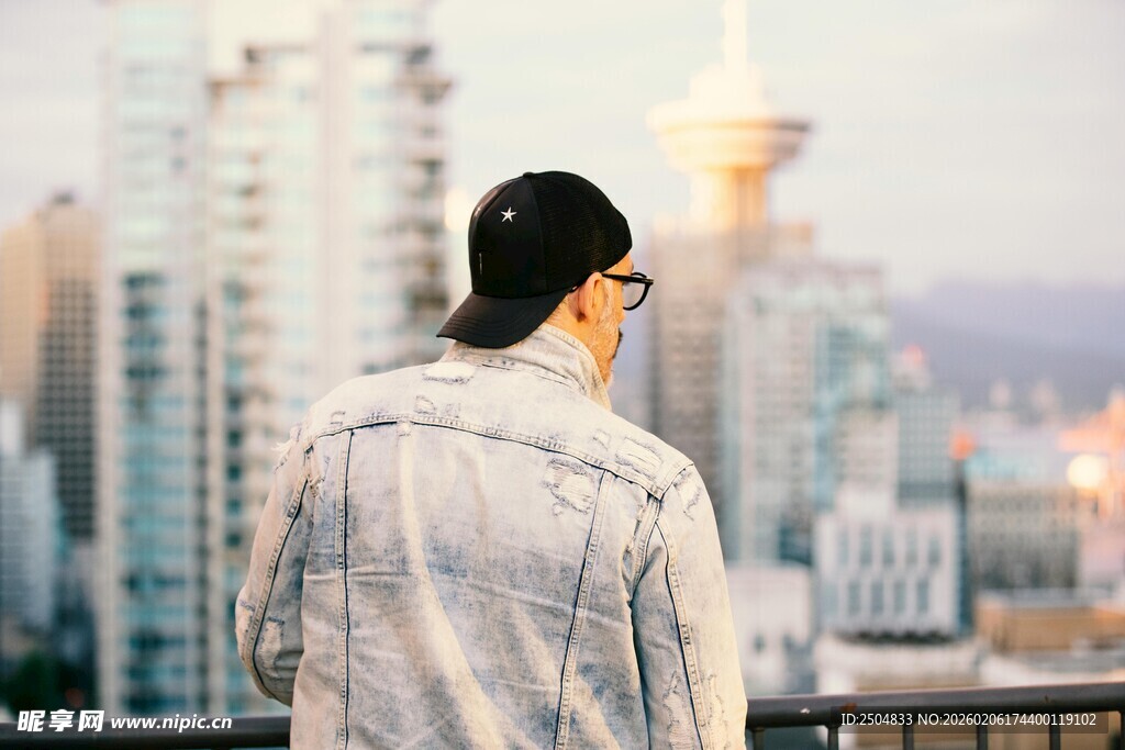 男子眺望城市风景