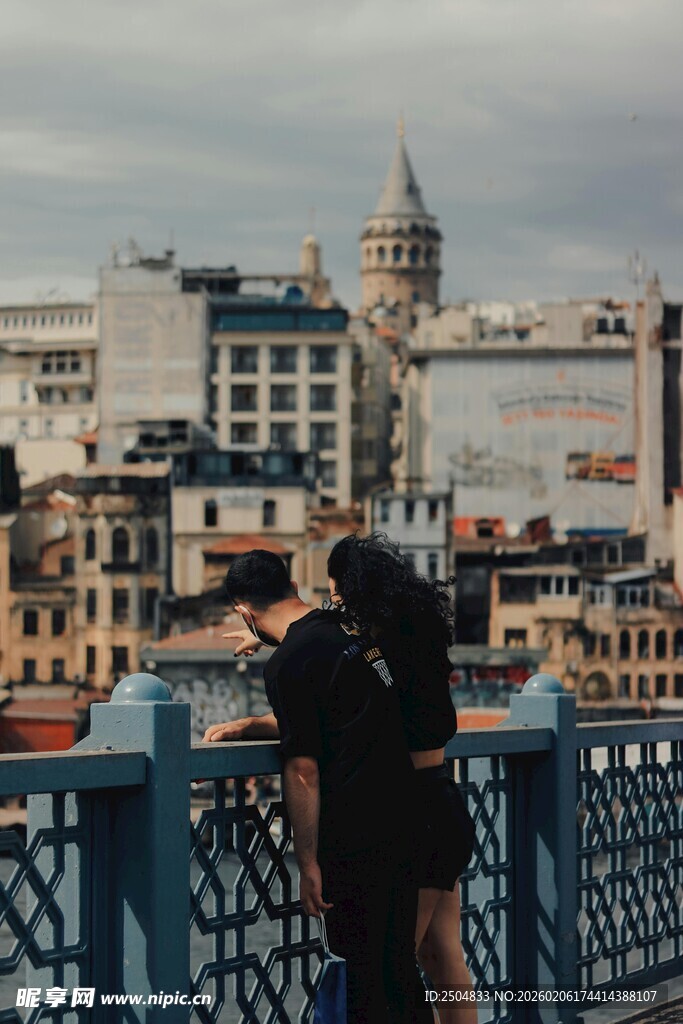 桥上旅人眺望城市风光