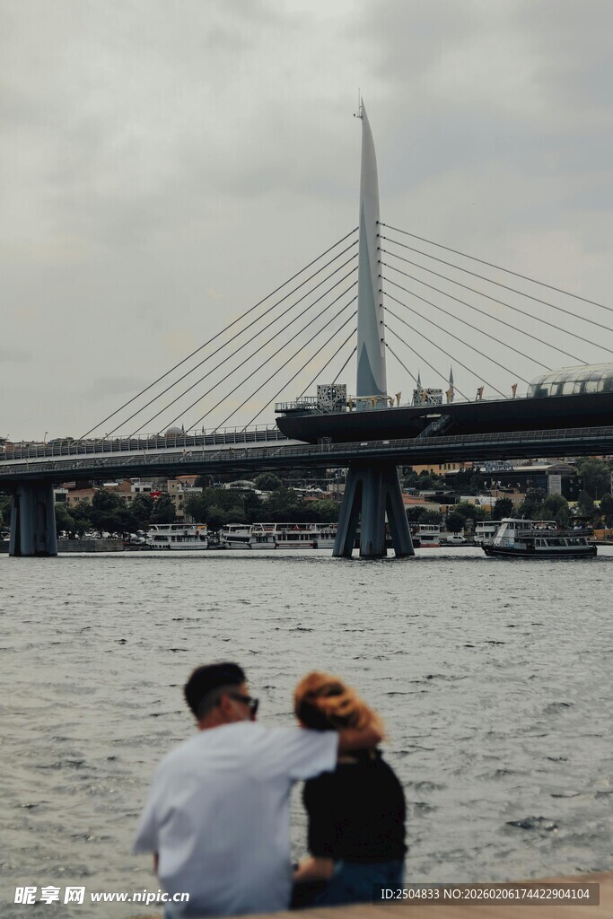 河畔情侣赏桥景