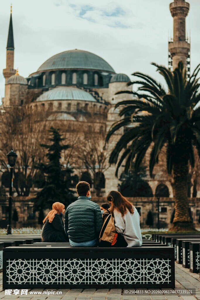伊斯坦布尔景点前休憩的 客