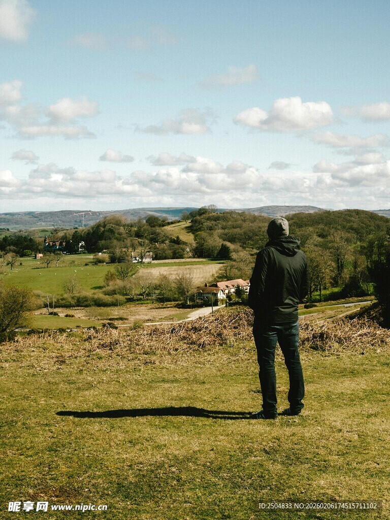 男子草地远眺自然美景