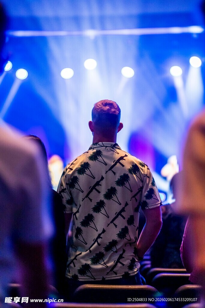 舞台下的观众背影