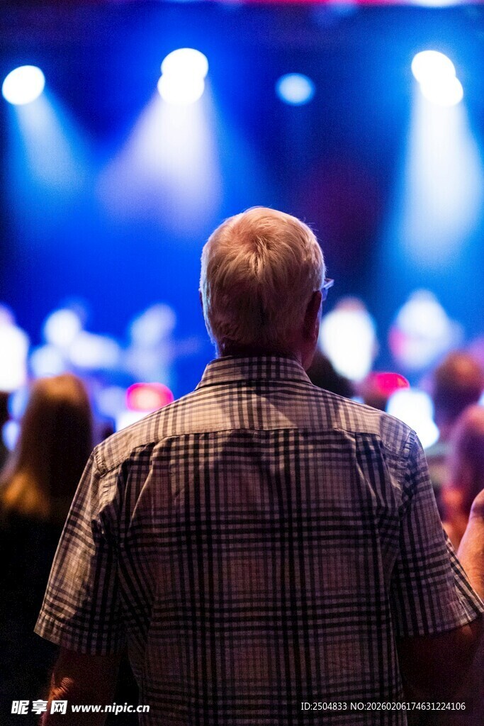 观众于舞台前的背影