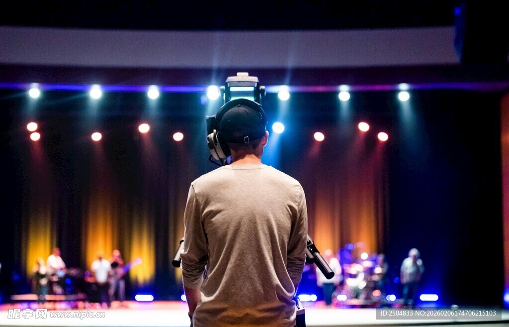 舞台前的背影期待精彩表演