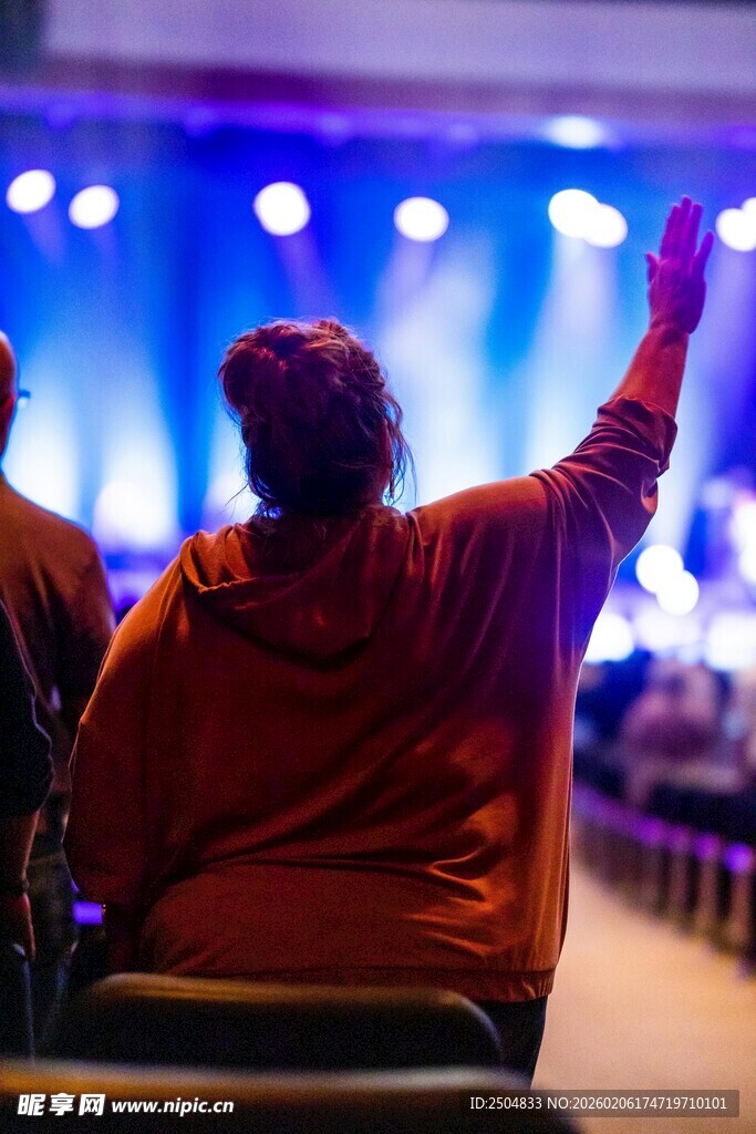观众在演出中热情举手