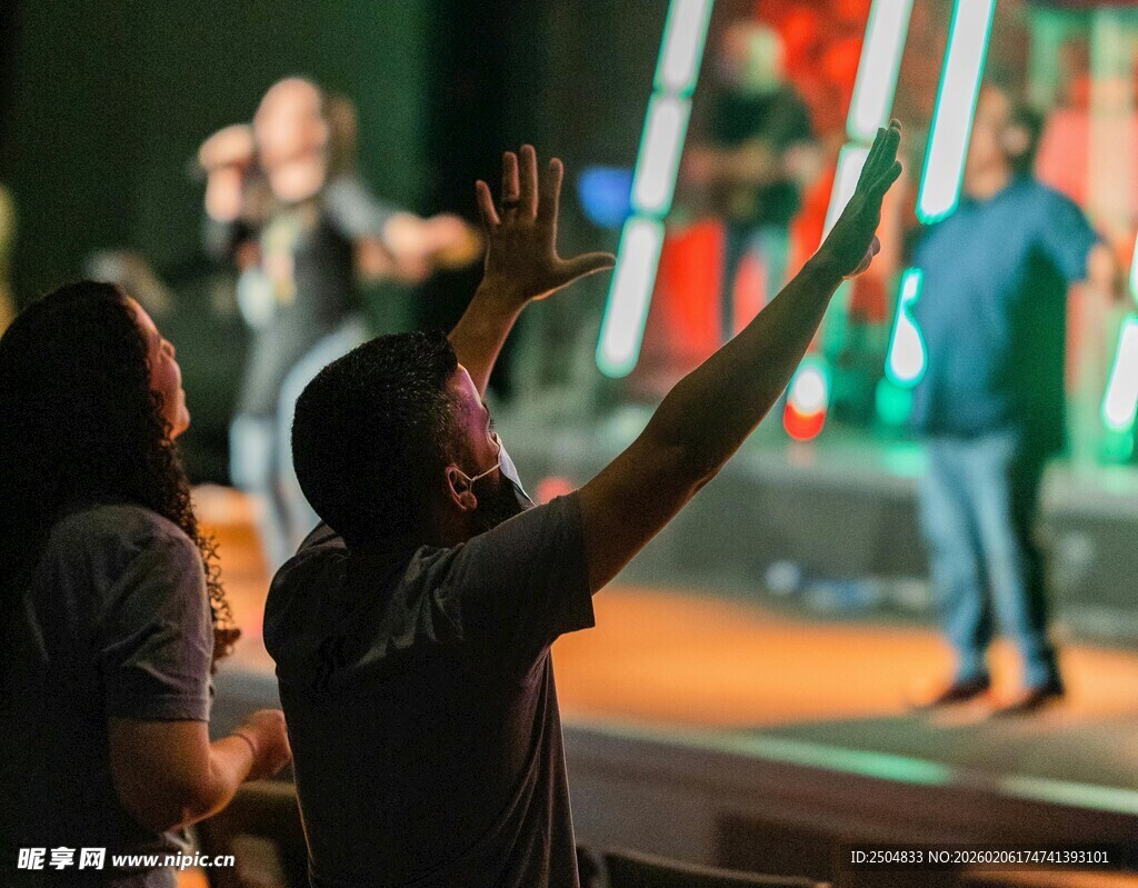 观众热情参与舞台表演